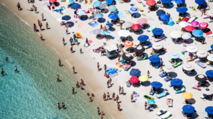 Una playa de Cerdeña prohíbe el uso de sombrillas