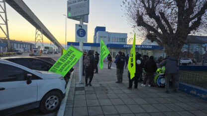 UOCRA reclamó ante las puertas del muelle Storni