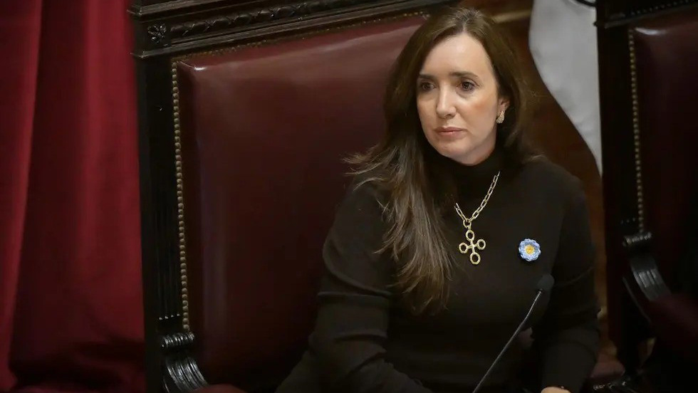 Villarruel presiona a Manuel Adorni para que se presente en el mes de junio  al Senado