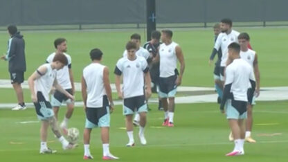 La Selección argentina entrenó bajo la lluvia