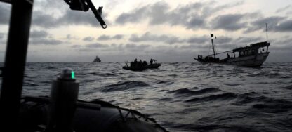 Los piratas de Somalía siguen reteniendo a 44 marinos