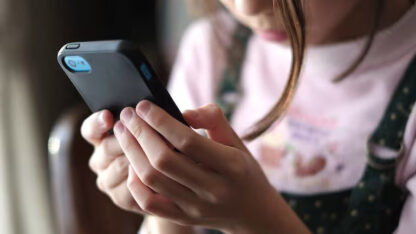 Revelan que 6 de cada 10 chicos de 8 años tienen celular propio