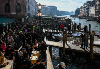 Venecia suma restricciones para desalentar al turismo