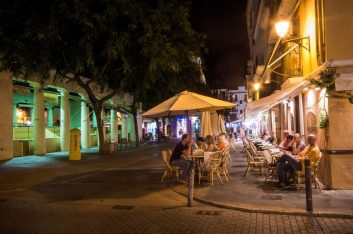 En España también prohíben fumar en terrazas y playas