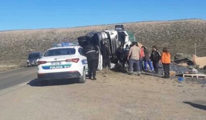 Volcó un camión en Ruta 3 y el conductor quedó internado