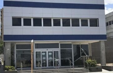 Provocó disturbios fuera de una escuela y ahora deberá donar elementos escolares