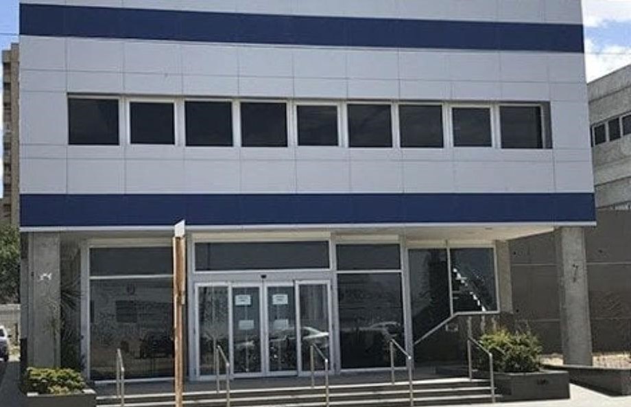 Un padre donará útiles escolares tras disturbios en una escuela