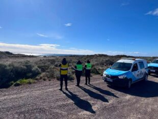 Madryn: Trasladan casillas para despejar Playa Kaiser