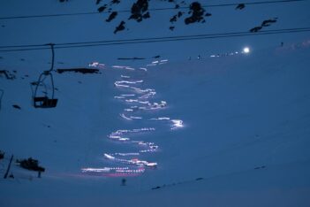 El centro de esquí de La Hoya tuvo su propia Bajada de Luces