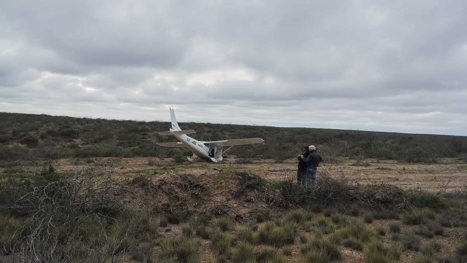 Avioneta aterrizada de emergencia a la vera de la Ruta 3