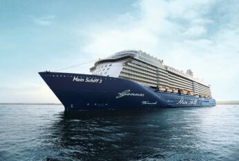 Crucero con 3.300 pasajeros colisiona dos portacontenedores en puerto alemán