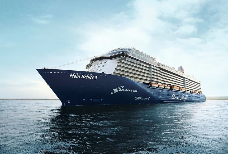 Crucero colisiona con portacontenedores en puerto alemán sin heridos