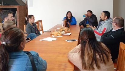 Trabajadores de plantas pesqueras inician el camino para finalizar la escuela primaria