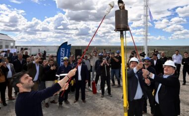 Torres y Weretilneck inauguraron la Planta Compresora Holdich